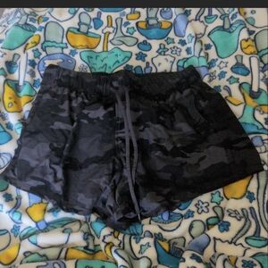 Black women camo print sports shorts